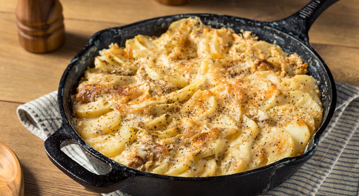 Kartoffelauflauf in einer Pfanne. 