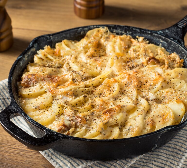 Kartoffelauflauf in einer Pfanne.  | © Getty Images/bhofack2
