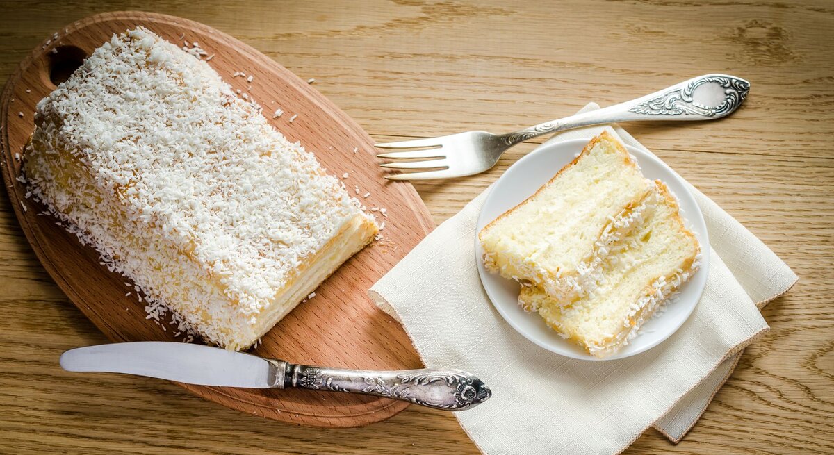 Angeschnittener heller Kastenkuchen mit Kokos