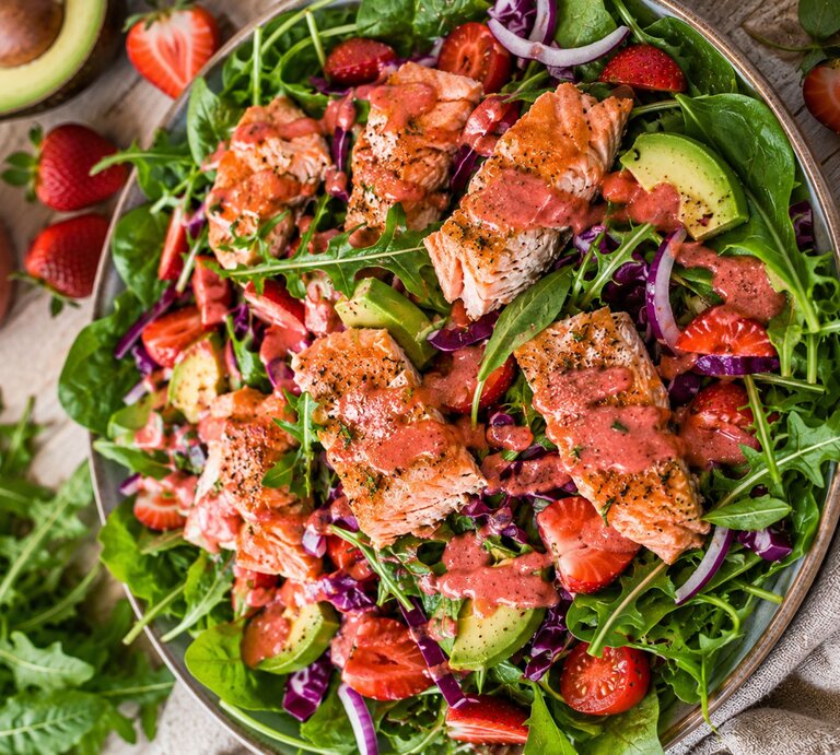 Großaufnahme großer Teller mit Lachsalat mit Löwenzahn und Erdbeeren. | © Erstellt mit KI (ChatGPT)