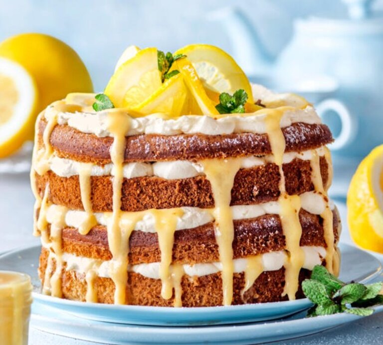 Zu sehen ist eine Zitronen-Creme-Torte vor blauem Hintergrund | © StockFood / Meliukh, Irina