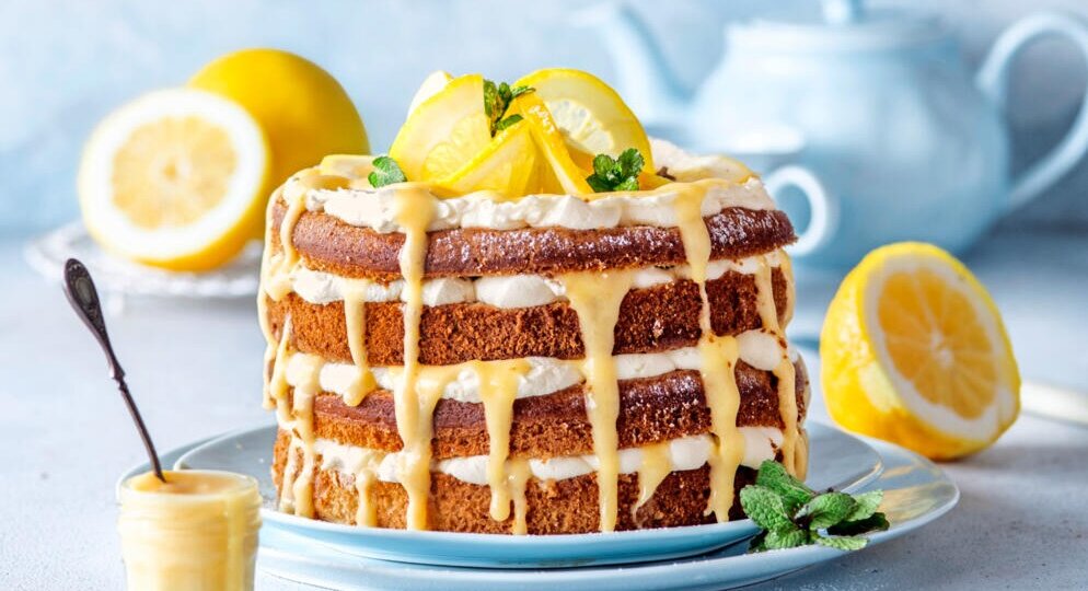 Zu sehen ist eine Zitronen-Creme-Torte vor blauem Hintergrund | © StockFood / Meliukh, Irina