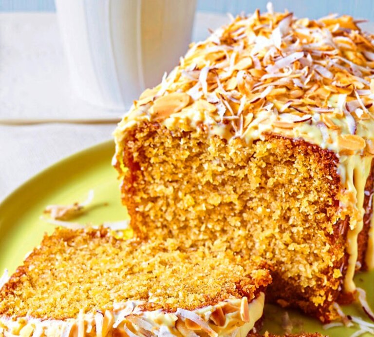 Zu sehen ist ein saftiger Kokos-Rührteigkuchen mit weißer Schokolade und Limette | © StockFood / Cimbal, Walter
