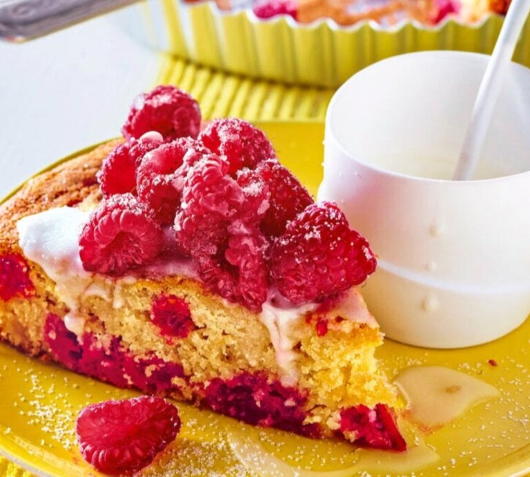 Zu sehen ist ein saftiger Himbeer-Buttermilch-Kuchen präsentiert auf einem gelben Teller. | © StockFood / Cimbal, Walter