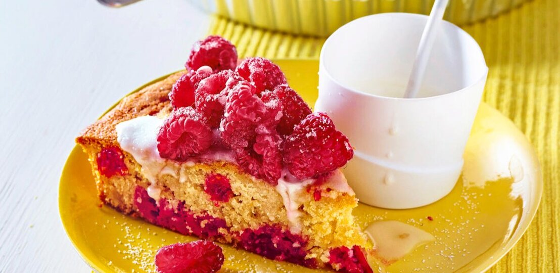 Zu sehen ist ein saftiger Himbeer-Buttermilch-Kuchen präsentiert auf einem gelben Teller. | © StockFood / Cimbal, Walter