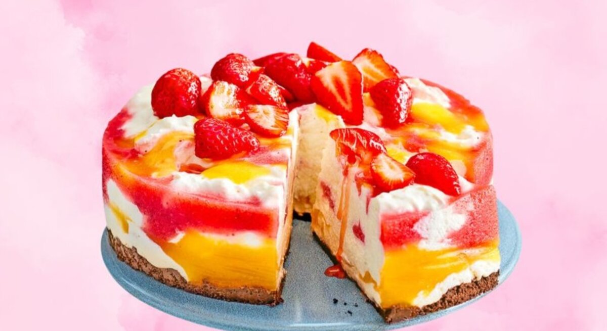 Zu sehen ist eine leckere Erdbeer-Aprikosen-Torte mit Swirl