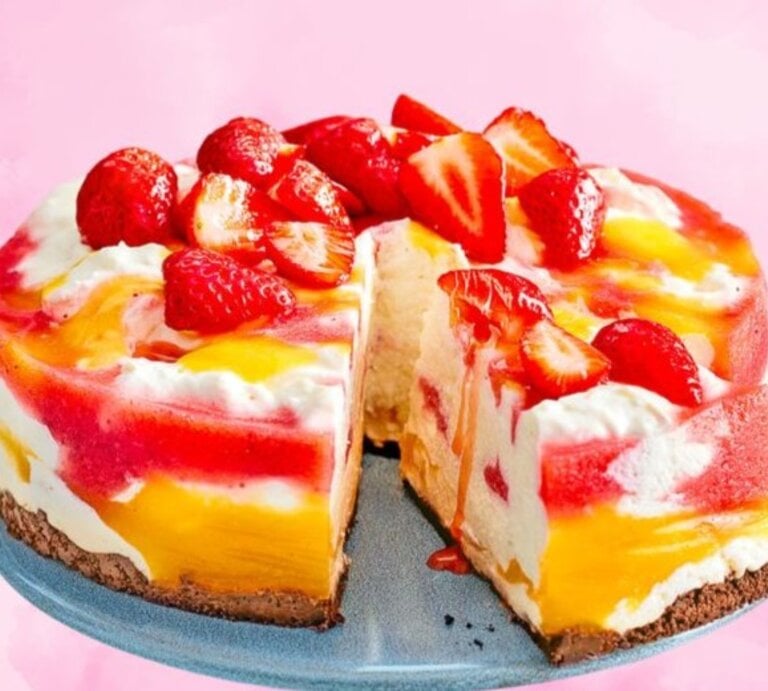 Zu sehen ist eine leckere Erdbeer-Aprikosen-Torte mit Swirl | © Eat Club