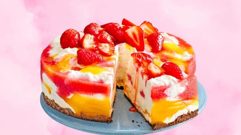 Zu sehen ist eine leckere Erdbeer-Aprikosen-Torte mit Swirl | © Eat Club