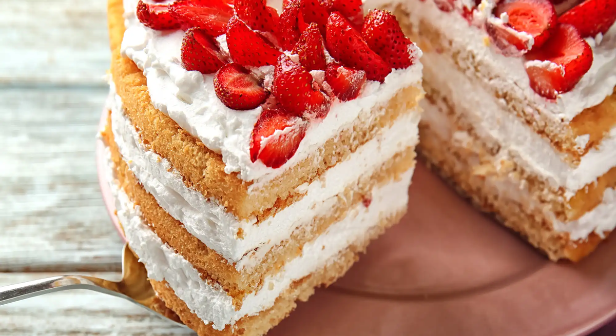 Geschichtete Sahnetorte mit Erdbeeren