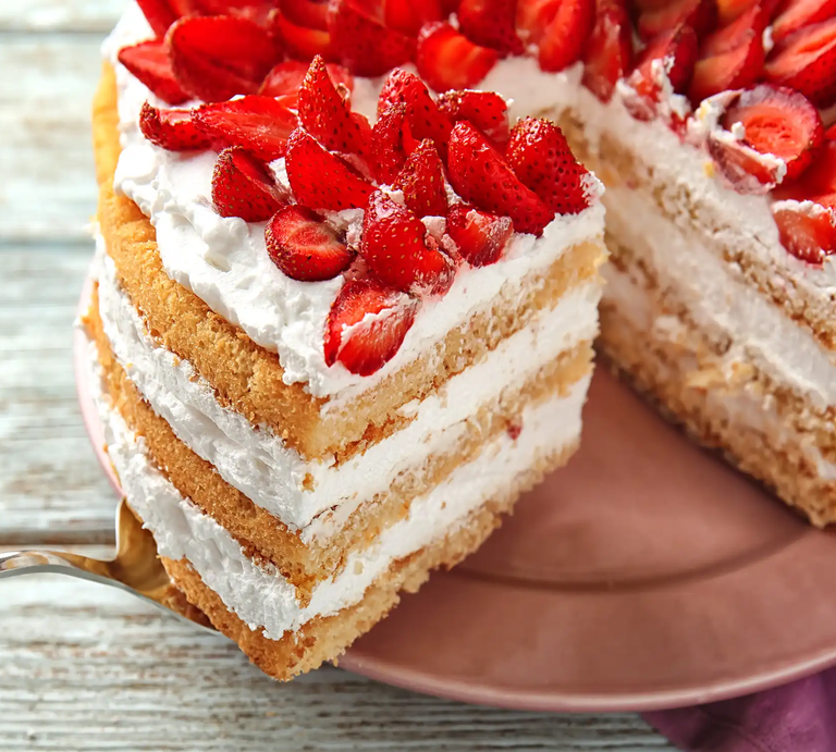 Geschichtete Sahnetorte mit Erdbeeren | © AdobeStock/ Pixel-Shot
