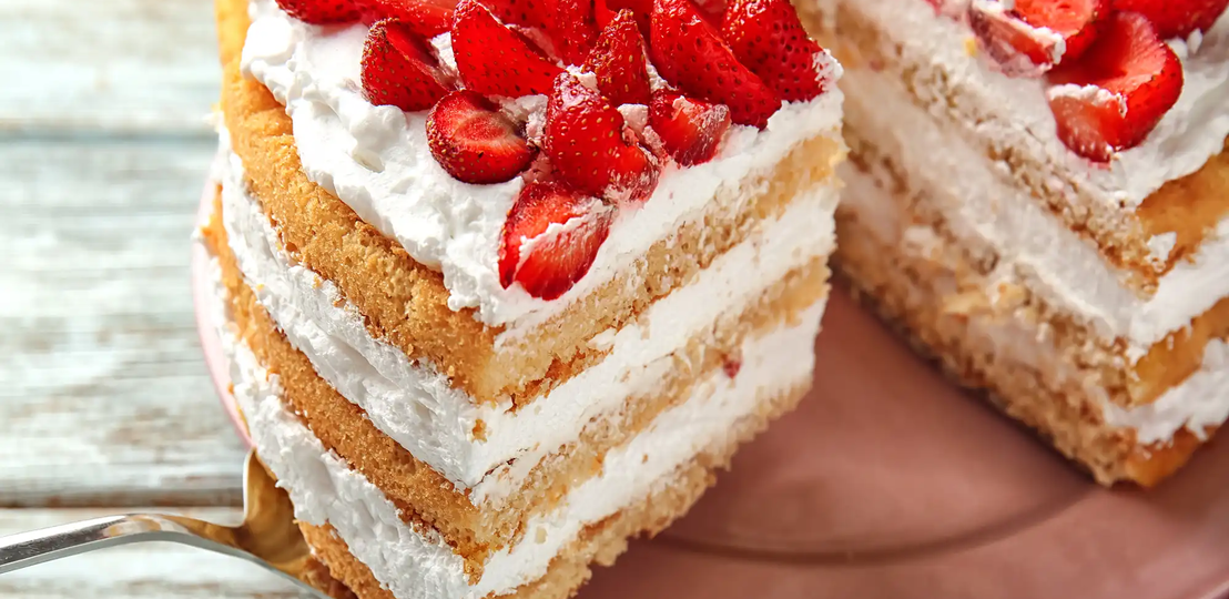 Geschichtete Sahnetorte mit Erdbeeren | © AdobeStock/ Pixel-Shot