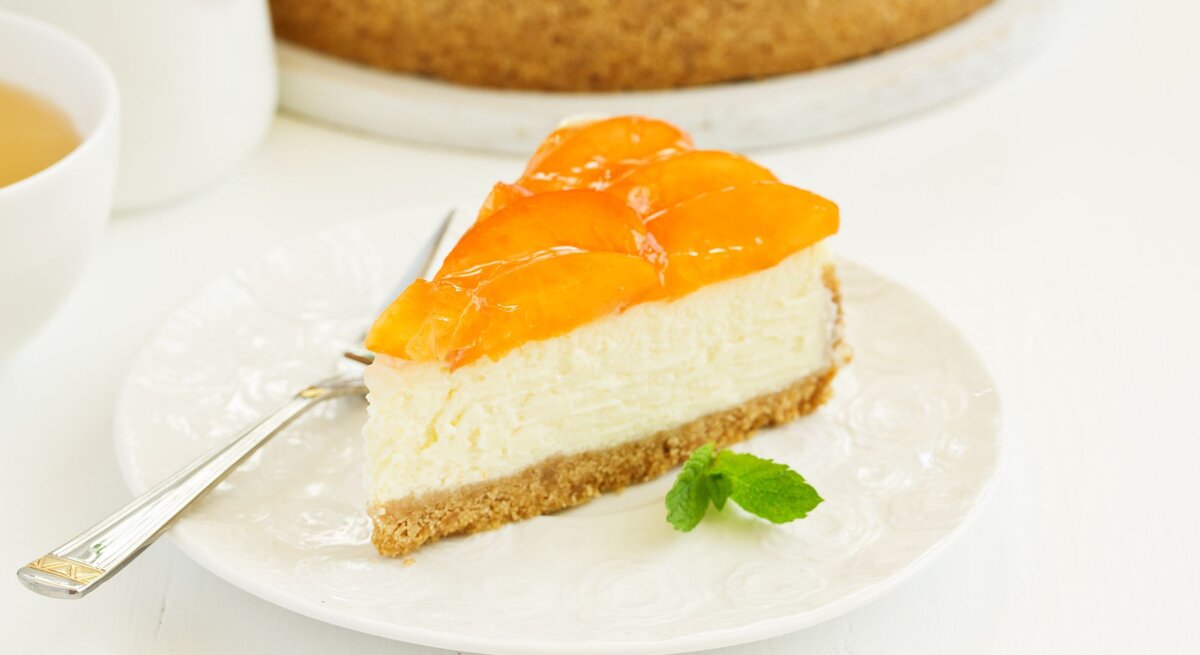 Pfirsich-Pudding-Kuchen angeschnitten auf einem Teller. 