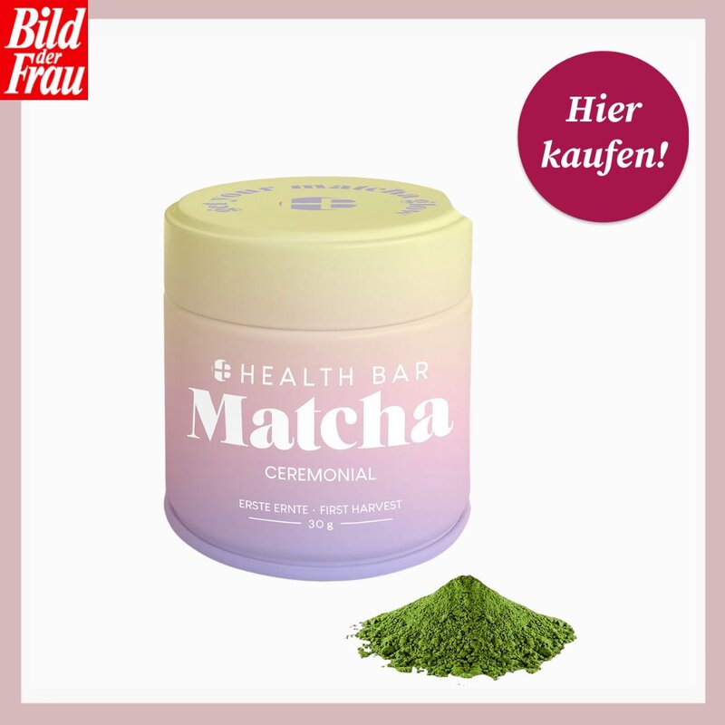 Dose mit Health Bar Matcha Ceremonial in Rosa-Lila-Verlauf, davor ein kleiner Haufen grünes Matcha-Pulver auf hellem Hintergrund. | © HEALTH BAR GmbH/Canva/Collage:bildderfrau.de
