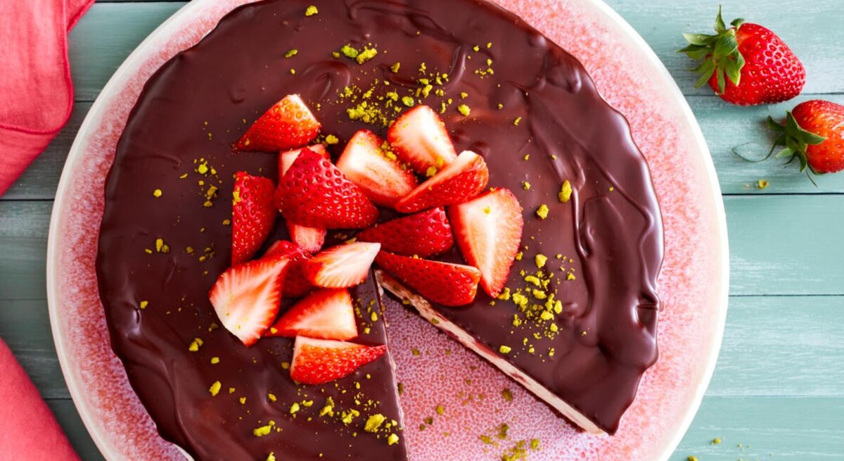 Zu sehen ist eine Erdbeer-Joghurt-Torte