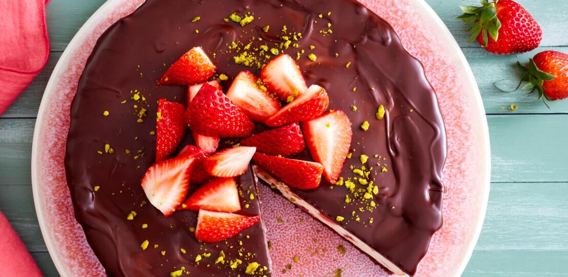 Zu sehen ist eine Erdbeer-Joghurt-Torte | © Eat Club
