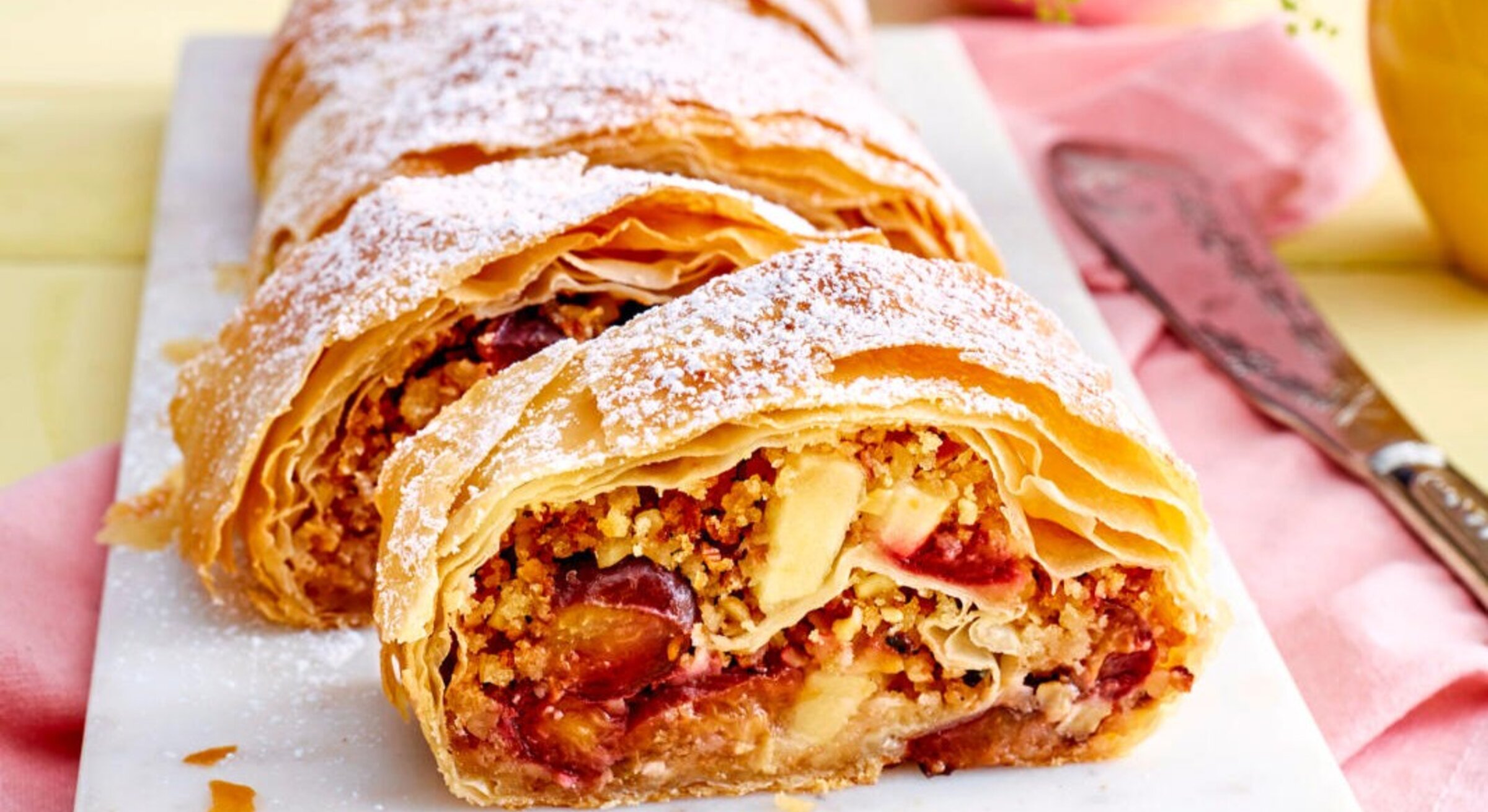 Schneller Pflaumen-Strudel mit Äpfeln und Mandeln