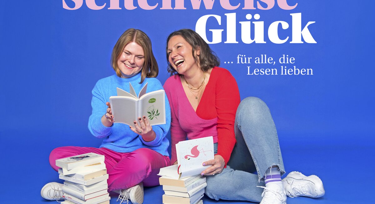 Zwei Frauen lesen Bücher