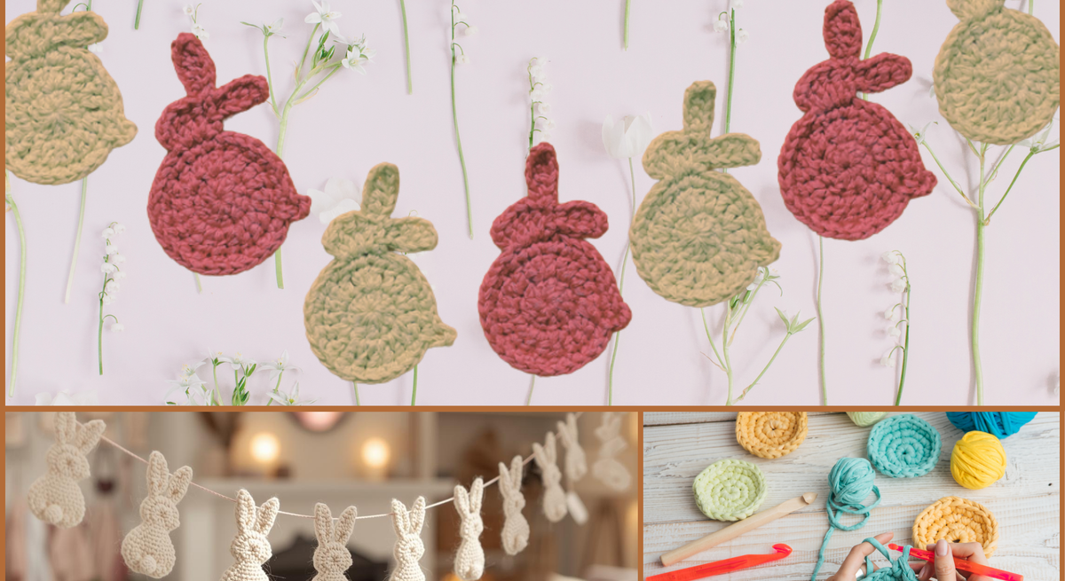 Mehrere gehäkelte Hasen in Rot und Beige sind auf einem rosa Hintergrund zwischen weißen Blumen ausgestellt.