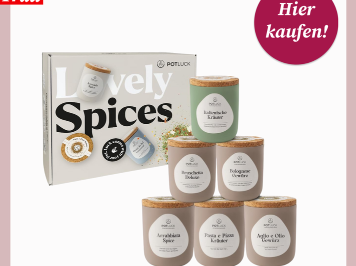 Stapel aus sechs Gewürzdosen mit Korkdeckeln und italienischen Kräutermischungen vor weißem Hintergrund, daneben passende Geschenkbox. | © Canva/Amazon/Collage:bildderfrau.de