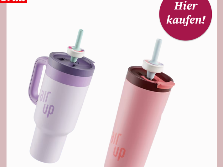 Zwei moderne Air-Up-Trinkflaschen in Rosa und Lila mit Aromapods und Trinkhalm schweben vor weißem Hintergrund. | © Canva/Air Up/Collage: bildderfrau.de