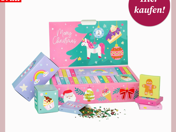 Bunter Adventskalender mit Einhorn, Santa und Süßigkeiten-Motiven, einige Türchen geöffnet, Glitzer liegt verstreut davor. | © Super Streusel/Canva/Collage:bildderfrau.de