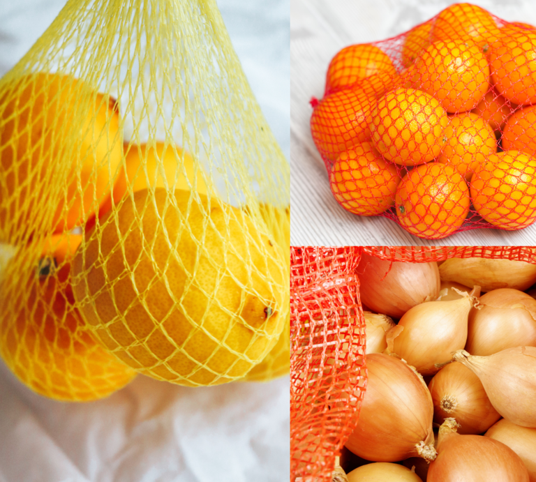 Drei Netze mit Zitrusfrüchten und Zwiebeln liegen auf weißem Untergrund: Zitronen, Mandarinen und goldgelbe Zwiebeln. | © Canva/Collage:bildderfrau.de