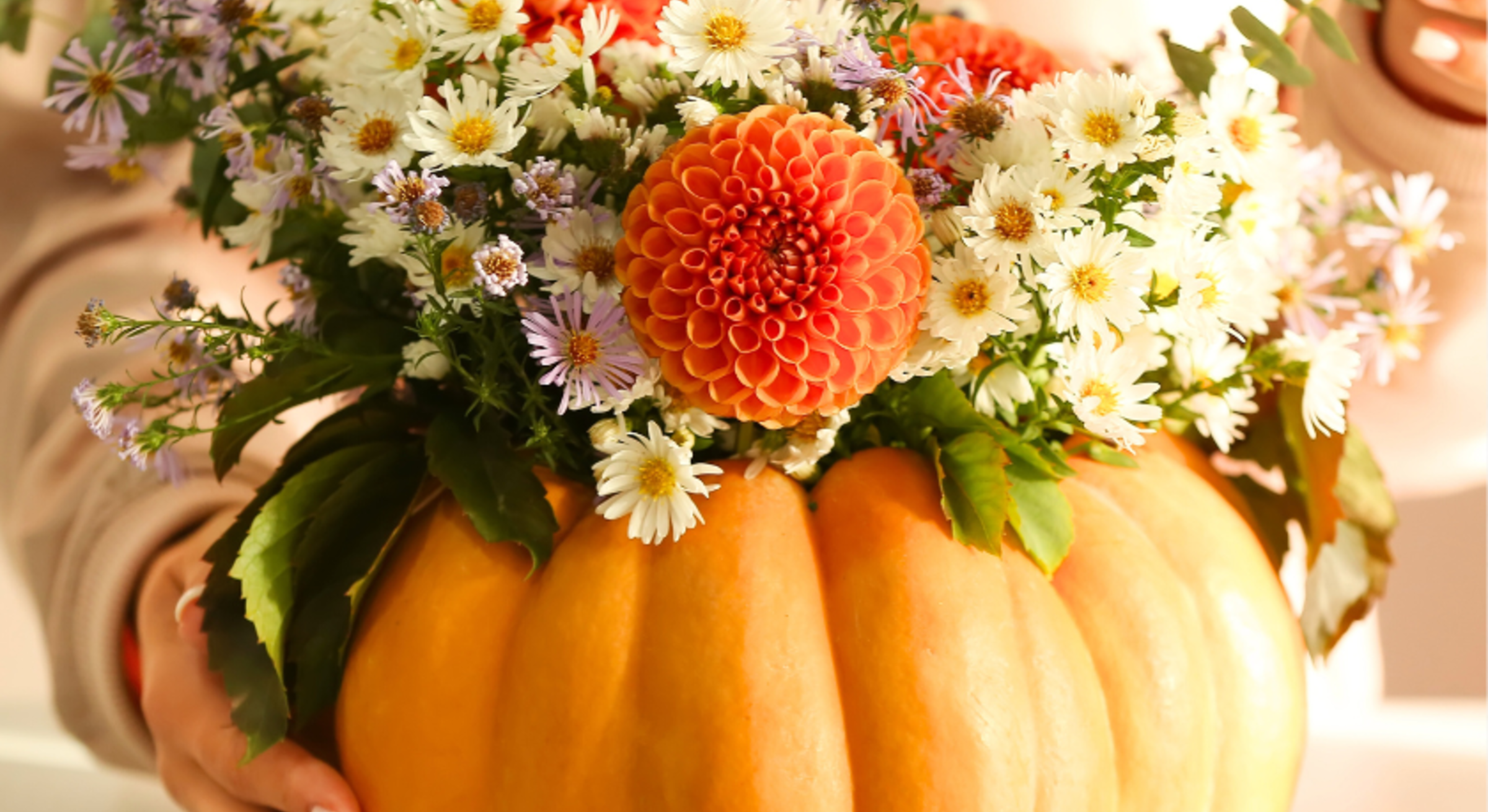 Kürbis als Blumenvase? Diese DIY-Idee ist genial und wunderschön