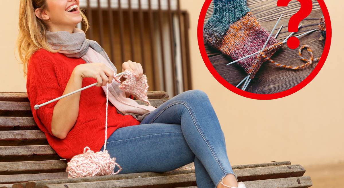 Junge Frau in rotem Pullover strickt lachend auf einer Parkbank, daneben ein Garnknäuel und ein Bild mit einer bunten Strickarbeit.