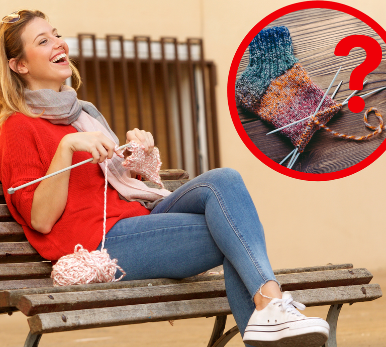Junge Frau in rotem Pullover strickt lachend auf einer Parkbank, daneben ein Garnknäuel und ein Bild mit einer bunten Strickarbeit. | © Canva [M]