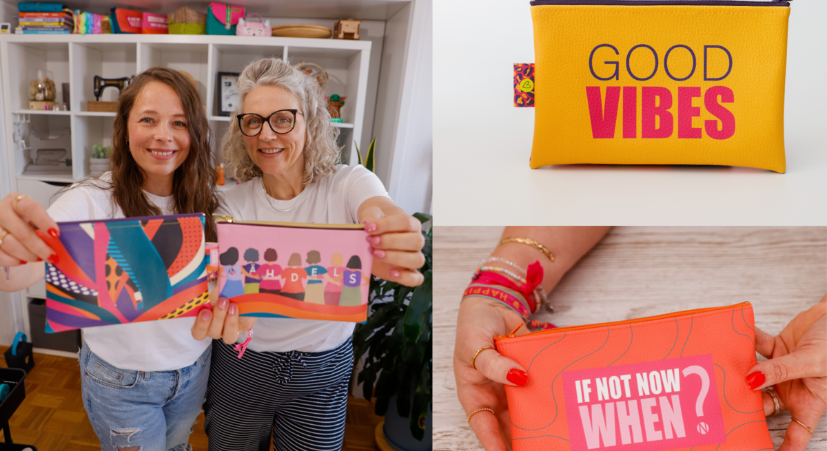 Zwei Frauen zeigen bunte Kunstledermäppchen mit Statements wie "GOOD VIBES" und "IF NOT NOW WHEN?" in einem hellen, kreativen Atelier
