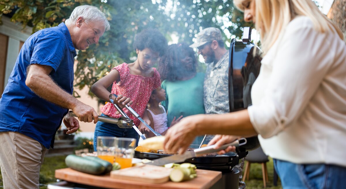 Zu sehen sind Leute auf einer Grillparty