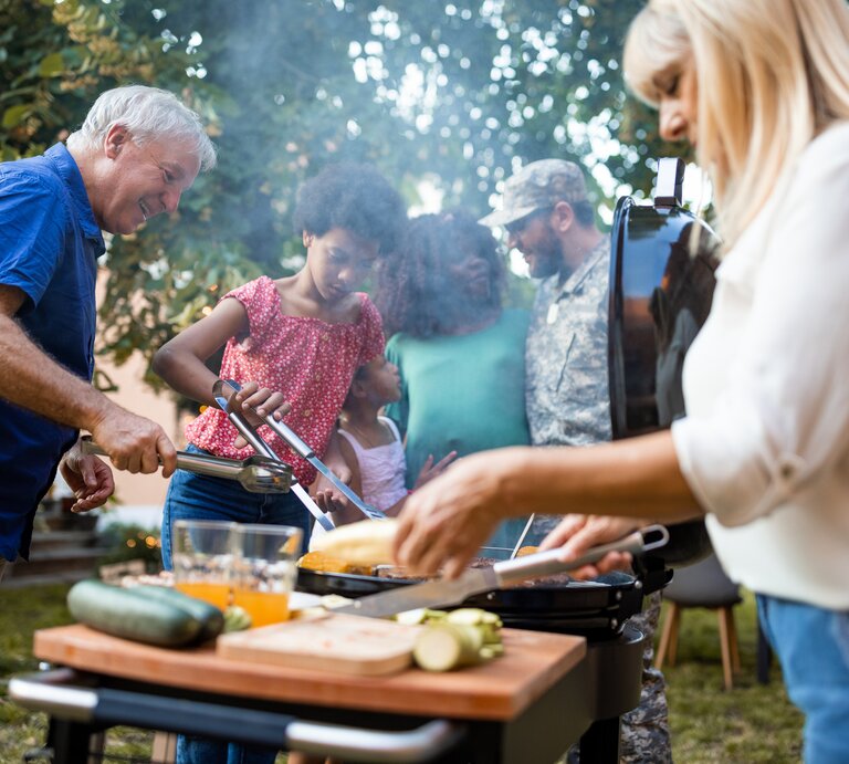 Zu sehen sind Leute auf einer Grillparty | © GettyImages/miodrag ignjatovic