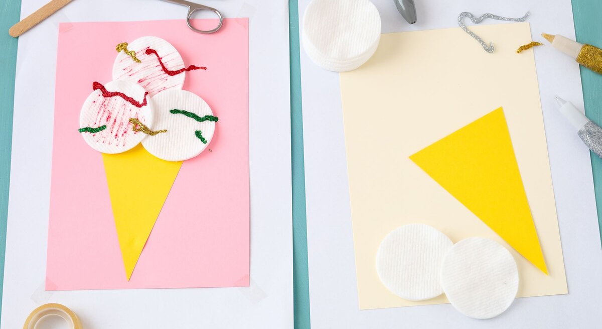 Bastelprojekt auf türkisfarbenem Untergrund: Zwei Papierblätter mit Eiswaffel-Collagen aus gelbem Karton und Wattepads, verziert mit Glitzerkleber.