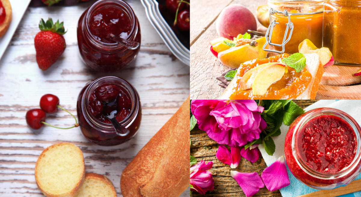 Drei Sorten Marmelade in Gläsern mit Früchten, Brot und Blüten, arrangiert auf hellem und rustikalem Holztisch in sommerlicher Stimmung.