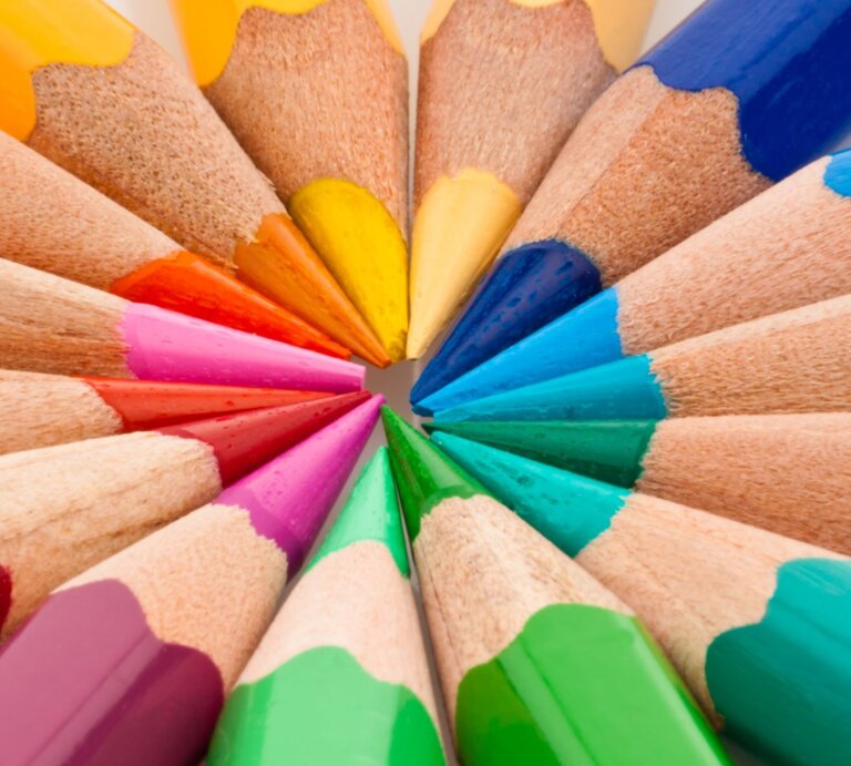 Bunte Buntstifte in kräftigen Farben liegen mit den gespitzten Spitzen fächerförmig auf weißem Hintergrund. | © Adobe Stock/Gina Sanders