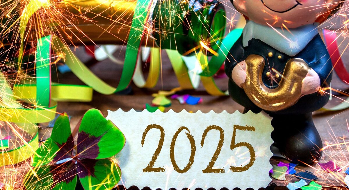 Glücksbringer-Figur mit goldenem Hufeisen, Kleeblatt, bunten Luftschlangen und Wunderkerzen vor einer Karte mit „2025“.