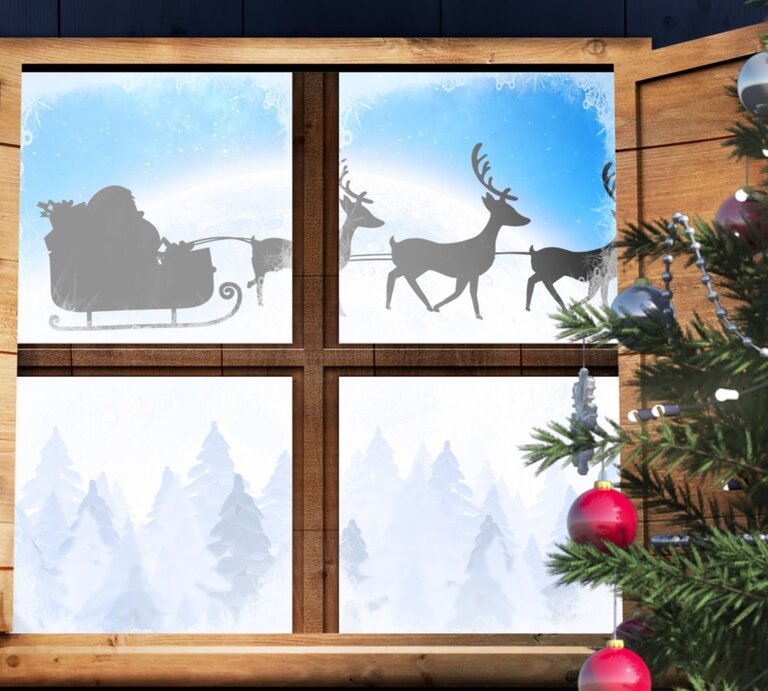 Ein Holzfenster mit einem weihnachtlichen Fensterbild, das eine winterliche Landschaft mit schneebedeckten Tannen und einem vorbeiziehendem Rentierschlitten zeigt. | © Adobe Stock/vectorfusionart