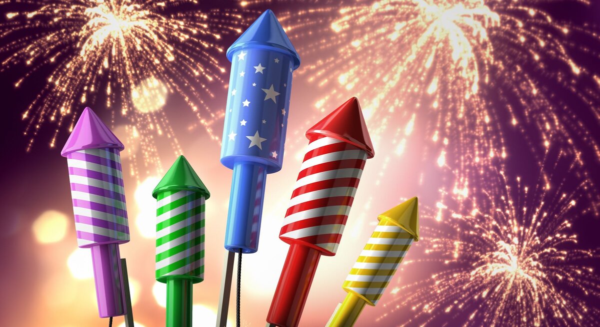 Fünf bunte Silvesterraketen in leuchtenden Farben vor einem Nachthimmel mit goldenen Feuerwerksfontänen und funkelnden Lichtern.