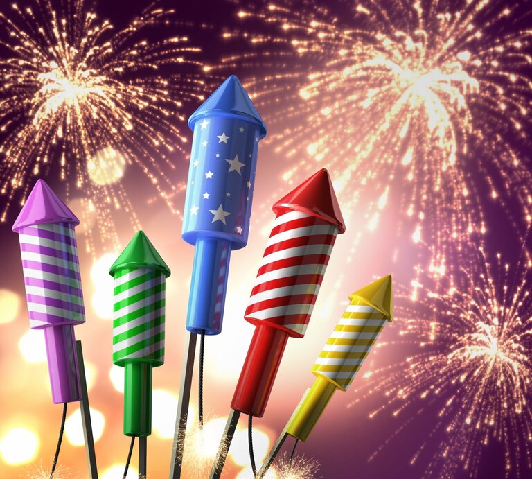 Fünf bunte Silvesterraketen in leuchtenden Farben vor einem Nachthimmel mit goldenen Feuerwerksfontänen und funkelnden Lichtern. | © Adobe Stock/peterschreiber.media