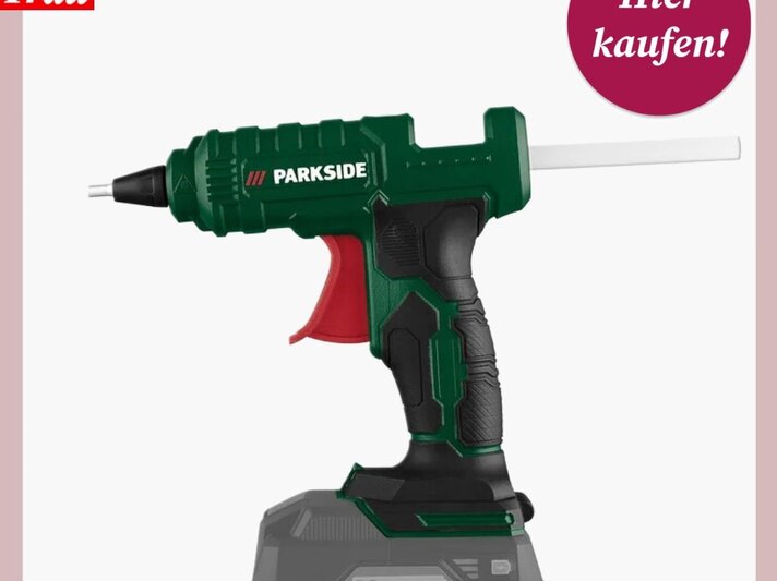 Eine grüne Akku-Heißklebepistole der Marke Parkside mit rotem Abzug und schwarzem Griff vor weißem Hintergrund. | © Lidl 