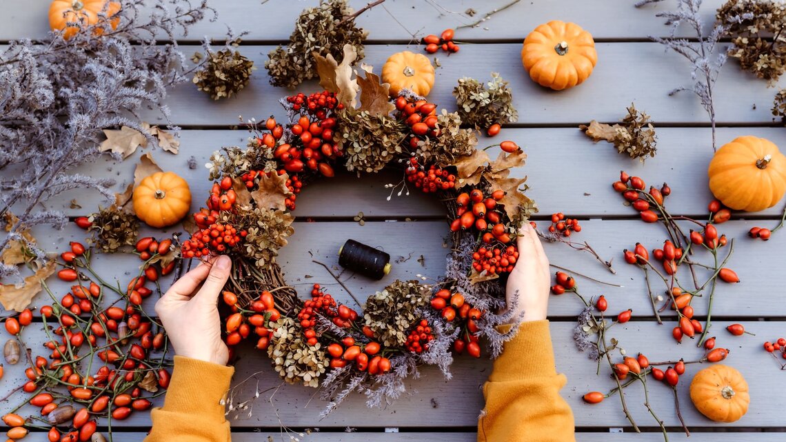 Basteln mit Hagebutten: So einfach bastelst du die perfekte Herbst-Deko
