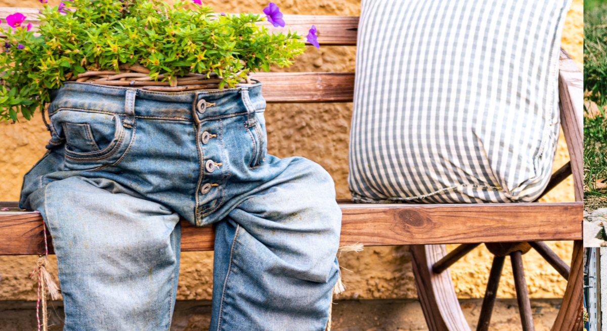 Ausgediente Jeans und Hosen dienen bepflanzt mit Blumen, Gräsern und Deko-Vögeln als witzige, kreative Pflanzgefäße im Freien.