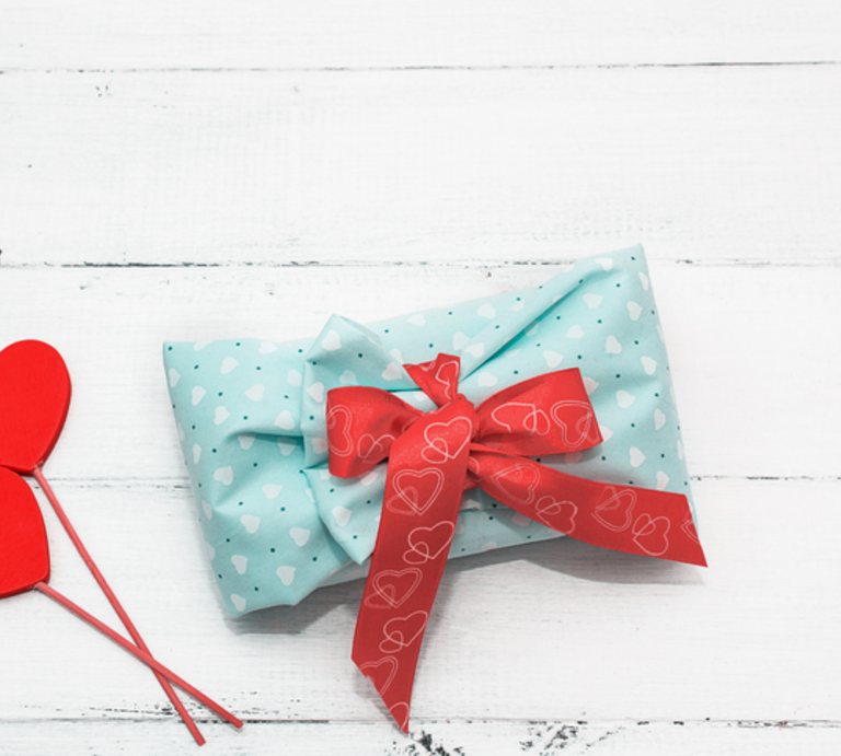Geschenk eingewickelt in ein altes Halstuch. | © Getty Images/ Tetiana Aleksieieva