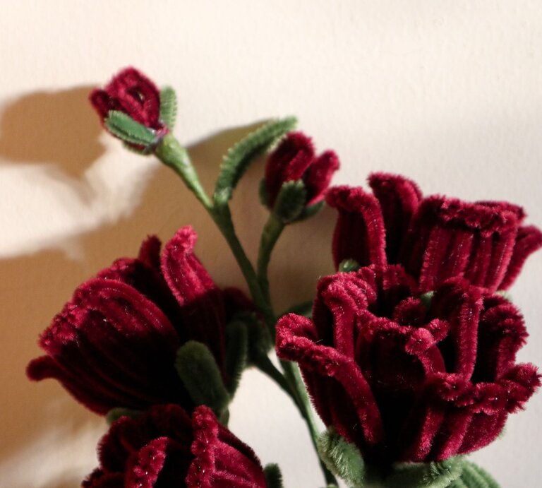 Rosen in dunklem Rot, gebastelt mit Pfeifenreinigern. | © Shutterstock/Lannynur