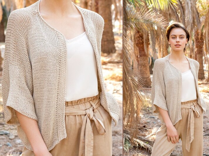 Frau in einem sommerlichen Outfit, bestehend aus einem leichten, beige gestrickten Kimonojäckchen, einem weißen Top und einer beigen Hose mit Gürtel. Sie steht in einer sonnendurchfluteten Landschaft mit Palmen | © Lana Grossa (Collage)