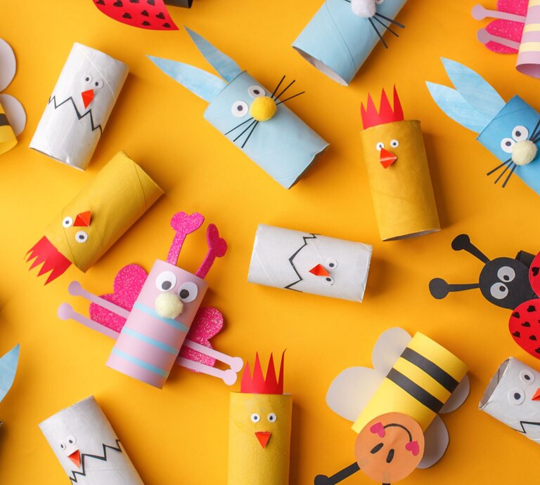  Das Bild zeigt eine bunte Sammlung von Bastelarbeiten, die aus Klopapierrollen erstellt wurden, um verschiedene Tiere und Figuren darzustellen. Diese kreativen Kreationen sind auf einem leuchtend gelben Hintergrund platziert und umfassen eine Biene mit schwarz-gelben Streifen, einen Hahn mit einer roten Krone, einen Hasen mit langen blauen Ohren, und weitere fantasievolle Charaktere wie ein Monster, eine Katze und ein Hühnchen. Jede Figur hat charakteristische Merkmale wie Augen, Schnäbel, Ohren oder Antennen, die aus Papier oder anderen Bastelmaterialien ausgeschnitten und auf die Rollen aufgeklebt wurden. Einige der Figuren haben zusätzliche Details wie Streifen, Punkte oder Herzen, die zur Individualität und zum Charme der handgefertigten Objekte beitragen. Diese Dekorationen könnten für saisonale Feste wie Ostern oder als fröhliche Zimmerdekoration für Kinder gedacht sein. | © gettyimages/Ekaterina Morozova