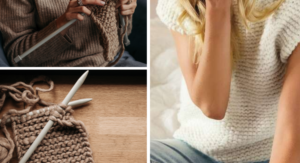 Frau mit braunem Wollpullover strickt mit großen Nadeln grobes beiges Strickstück aus dicker Wolle, im Hintergrund eine gemütliche Atmosphäre.