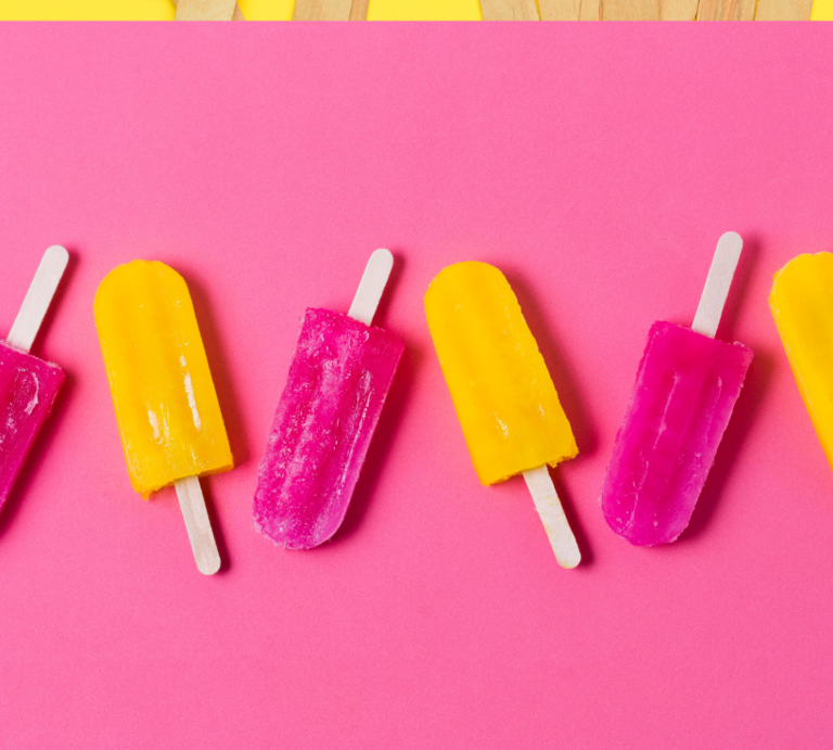 Bunte Eisstiele liegen geordnet, lose verstreut und als pink-gelbe Eis am Stiel auf knallig pink-gelb geteiltem Hintergrund. | © Canva/Collage:bildderfrau.de