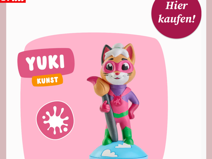 Produktabbildung Figur Yuki Kunst steht frontal, trägt pinkes Kostüm, grüne Stiefel und blickt freundlich vor hellem Grund | © Amazon/Canva/Collage:bildderfrau.de