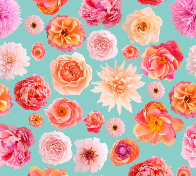 Verschiedene handgebastelte Papierblumen in Rosa-, Creme- und Orangetönen auf blauem Hintergrund. | © Getty Images/ Redphotographer